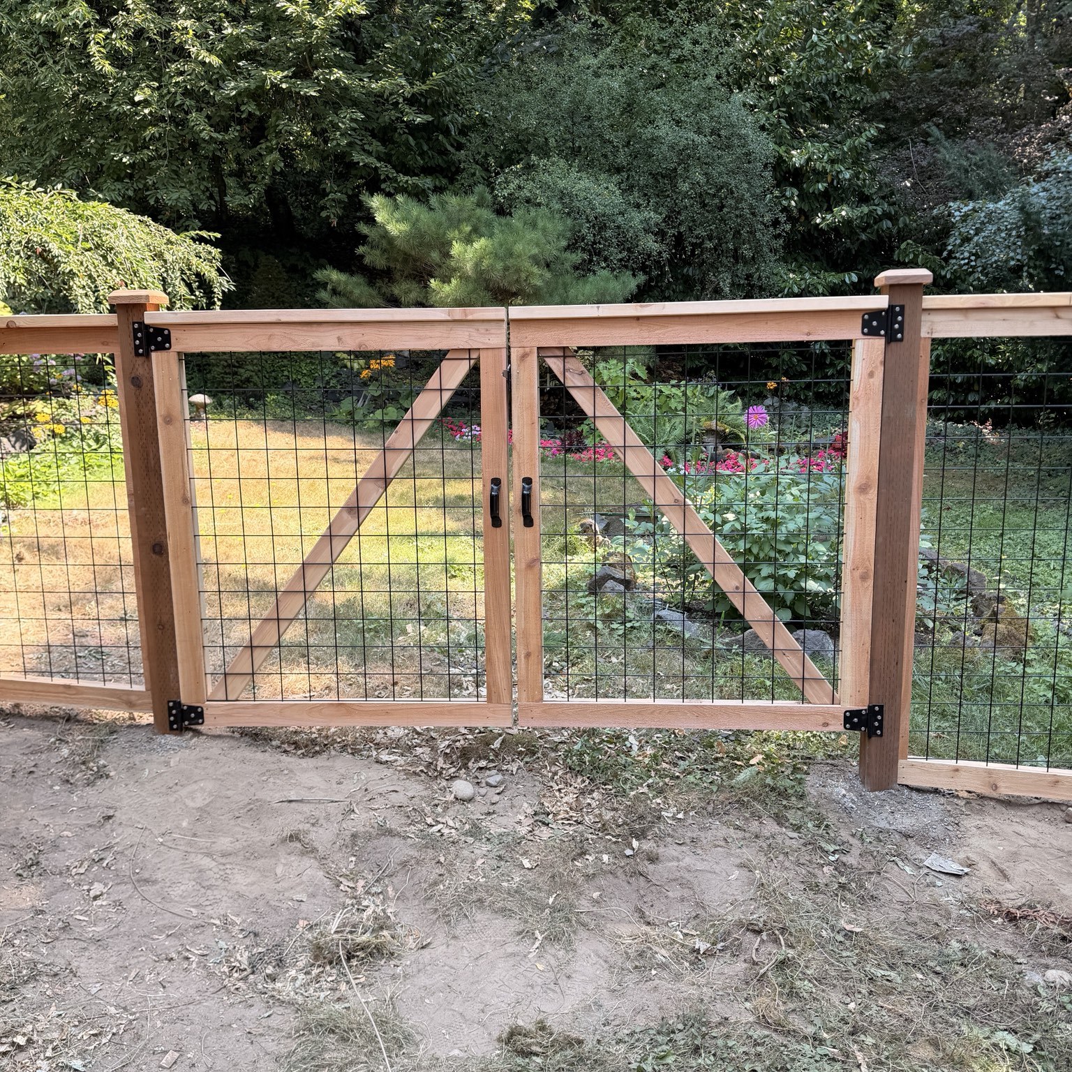 Double hog wire garden gate